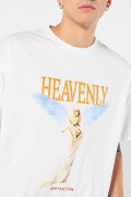 Camiseta crema oversize cuello redondo con diseño celestial