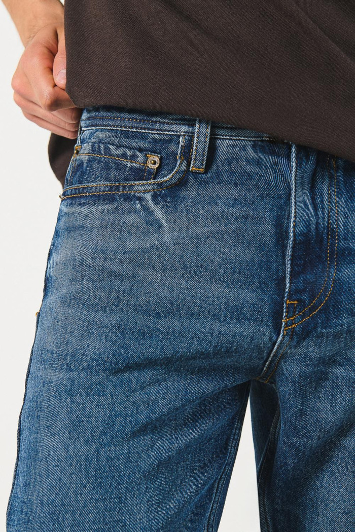 Jean 90´S azul oscuro con tiro bajo y bota recta