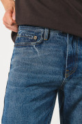 Jean 90´S azul oscuro con tiro bajo y bota recta
