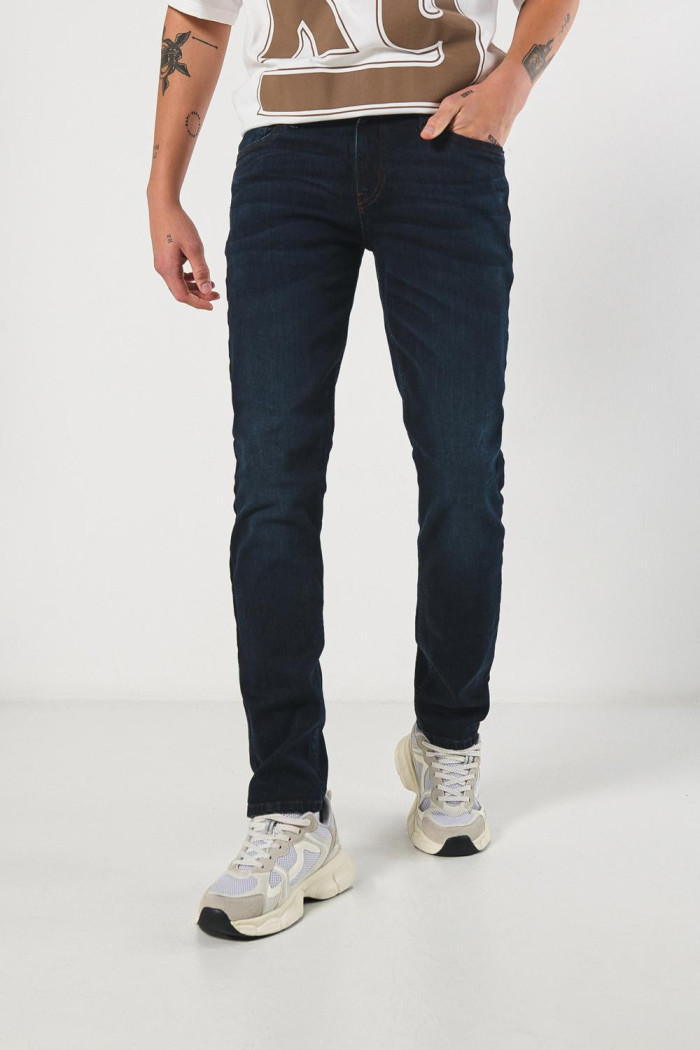 Jean slim azul intenso con tiro bajo y silueta ajustada