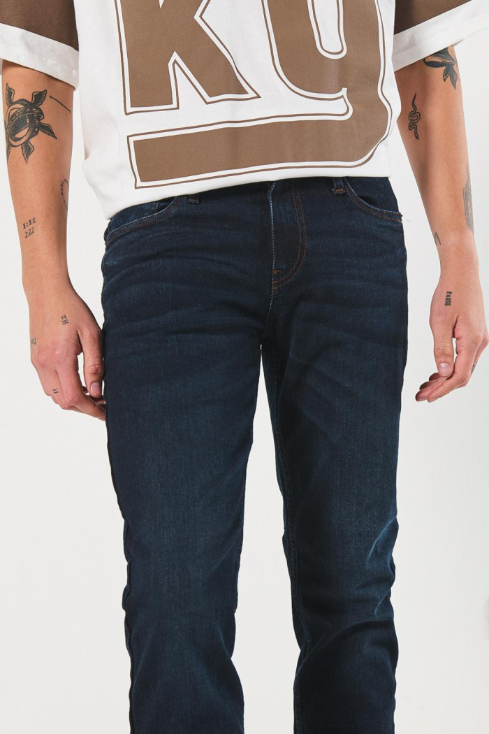 Jean slim azul intenso con tiro bajo y silueta ajustada