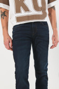 Jean slim azul intenso con tiro bajo y silueta ajustada