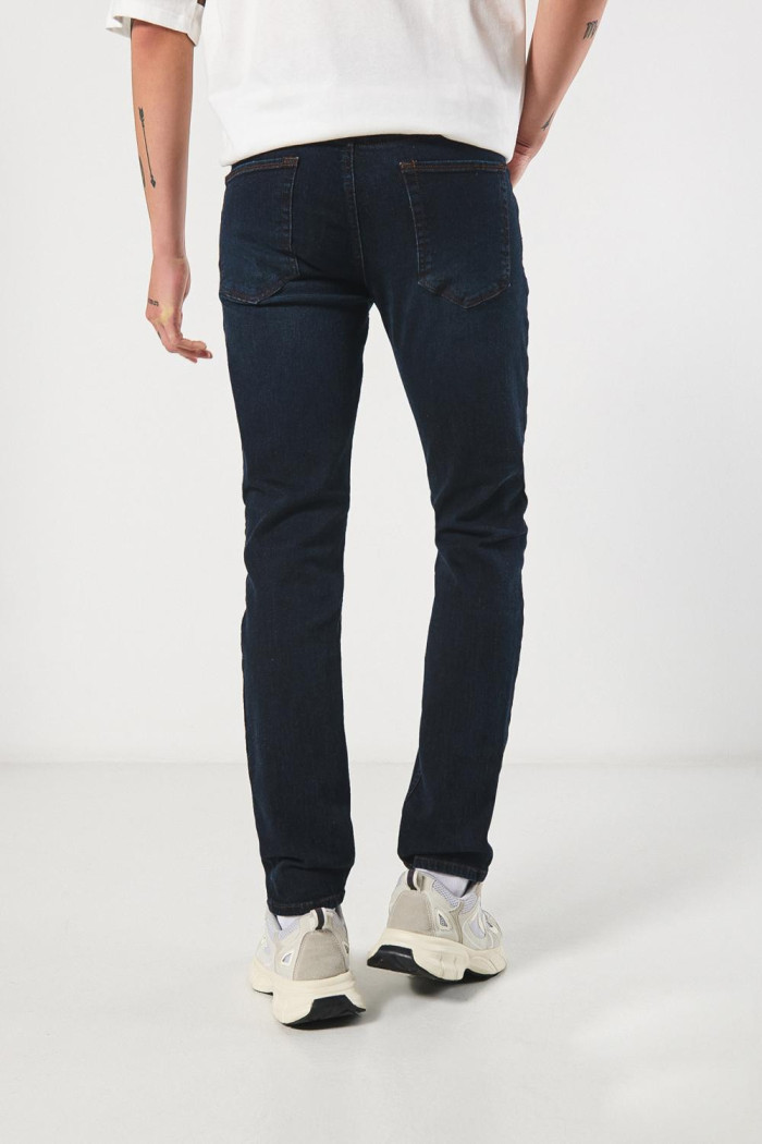 Jean slim azul intenso con tiro bajo y silueta ajustada