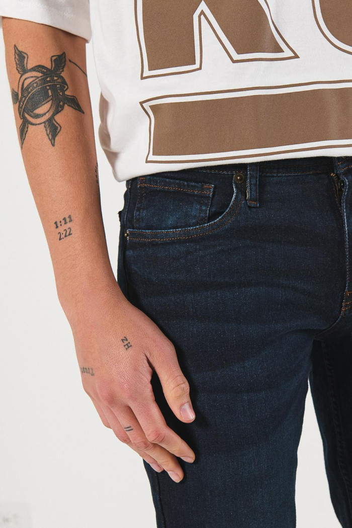 Jean slim azul intenso con tiro bajo y silueta ajustada
