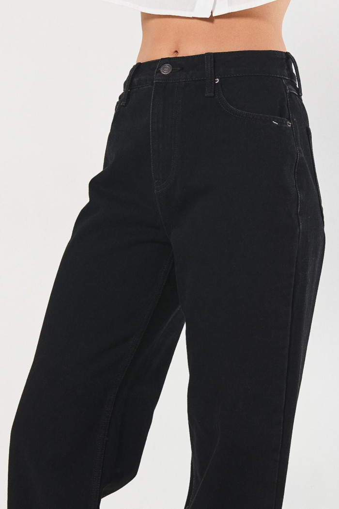 Jean 90´S negro con tiro alto, bota recta y bolsillos