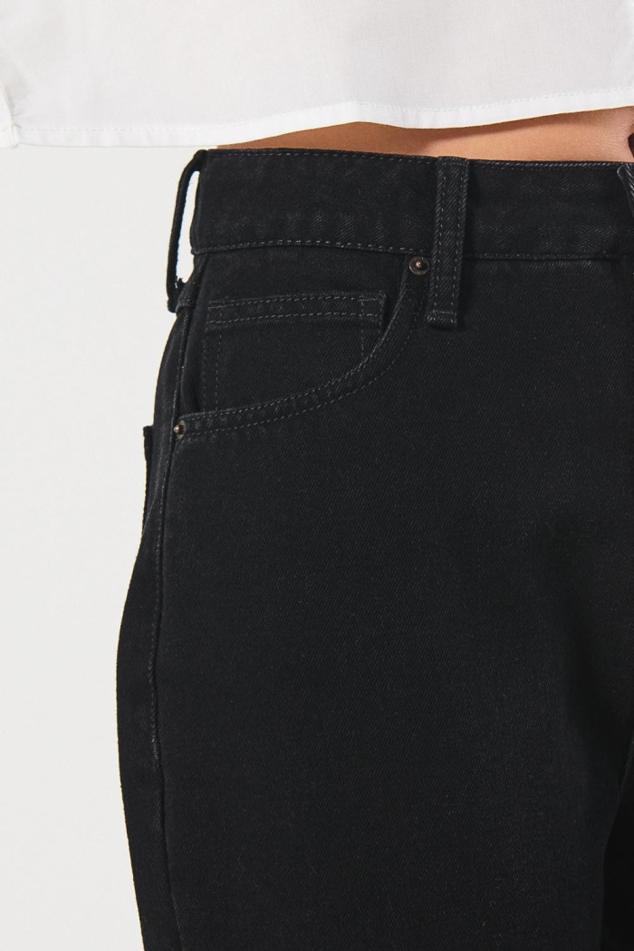 Jean 90´S negro con tiro alto, bota recta y bolsillos