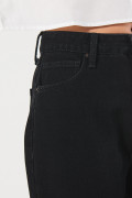 Jean 90´S negro con tiro alto, bota recta y bolsillos