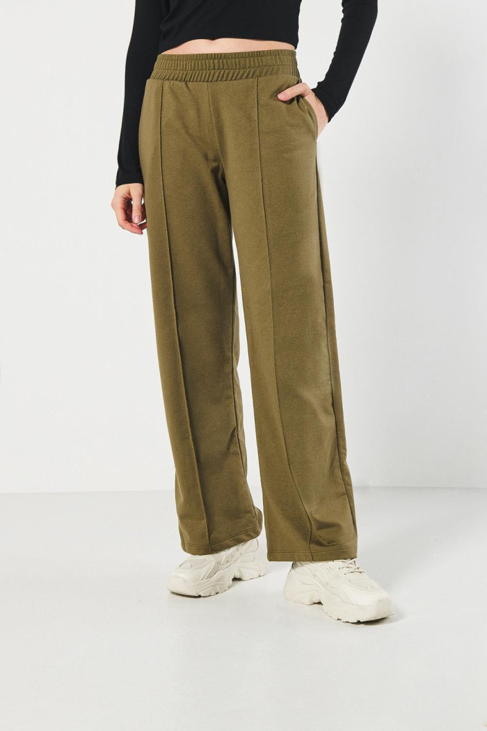Pantalón jogger unicolor con bota recta y vena centrada
