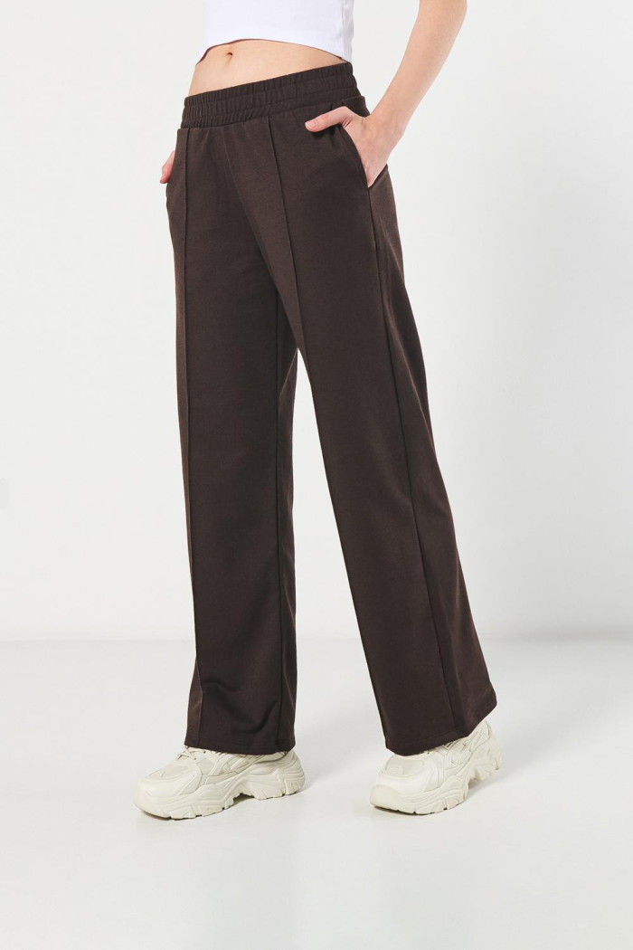 Pantalón jogger unicolor con bota recta y vena centrada