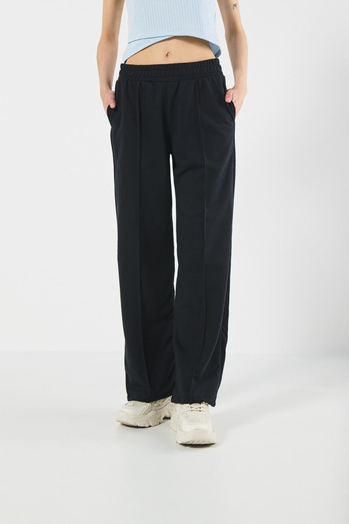 Pantalón jogger unicolor con bota recta y vena centrada
