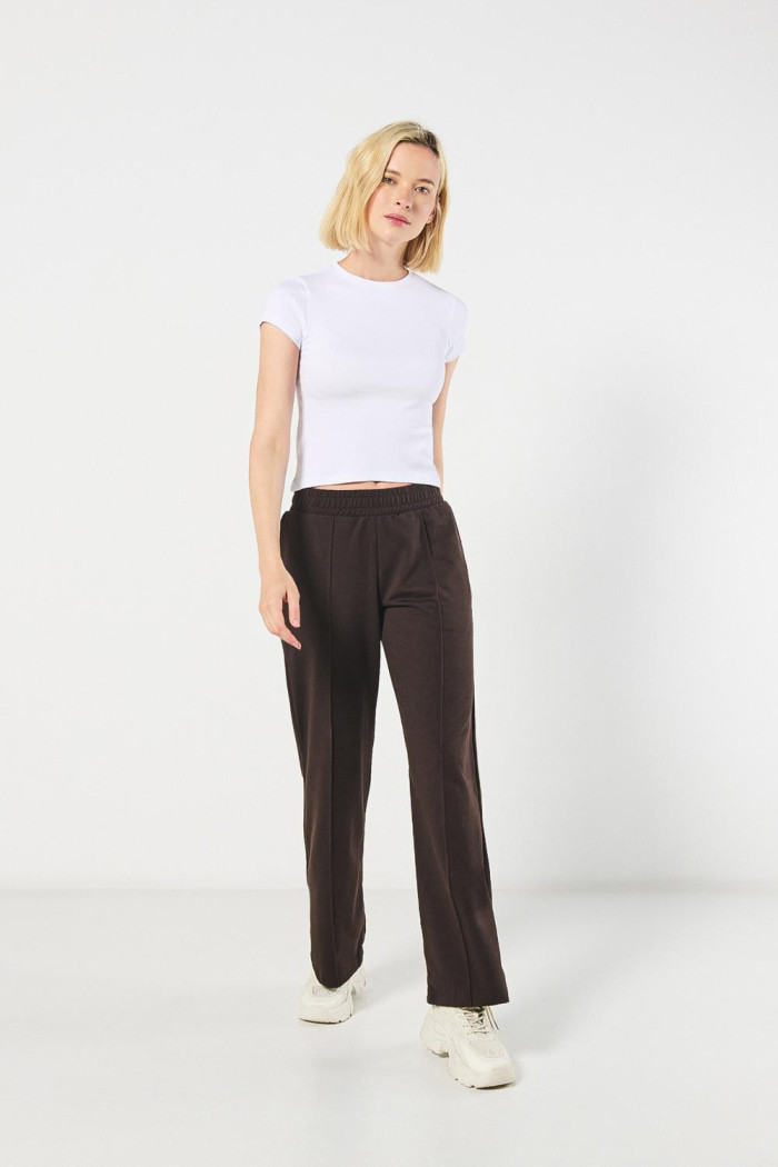 Pantalón jogger unicolor con bota recta y vena centrada