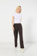 Pantalón jogger unicolor con bota recta y vena centrada
