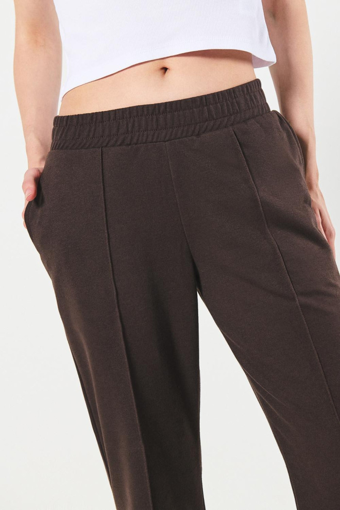 Pantalón jogger unicolor con bota recta y vena centrada