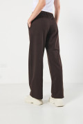 Pantalón jogger unicolor con bota recta y vena centrada