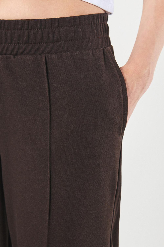 Pantalón jogger unicolor con bota recta y vena centrada