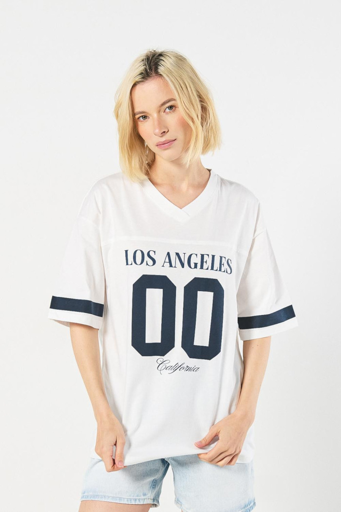 Camiseta oversize cuello V crema con diseño college
