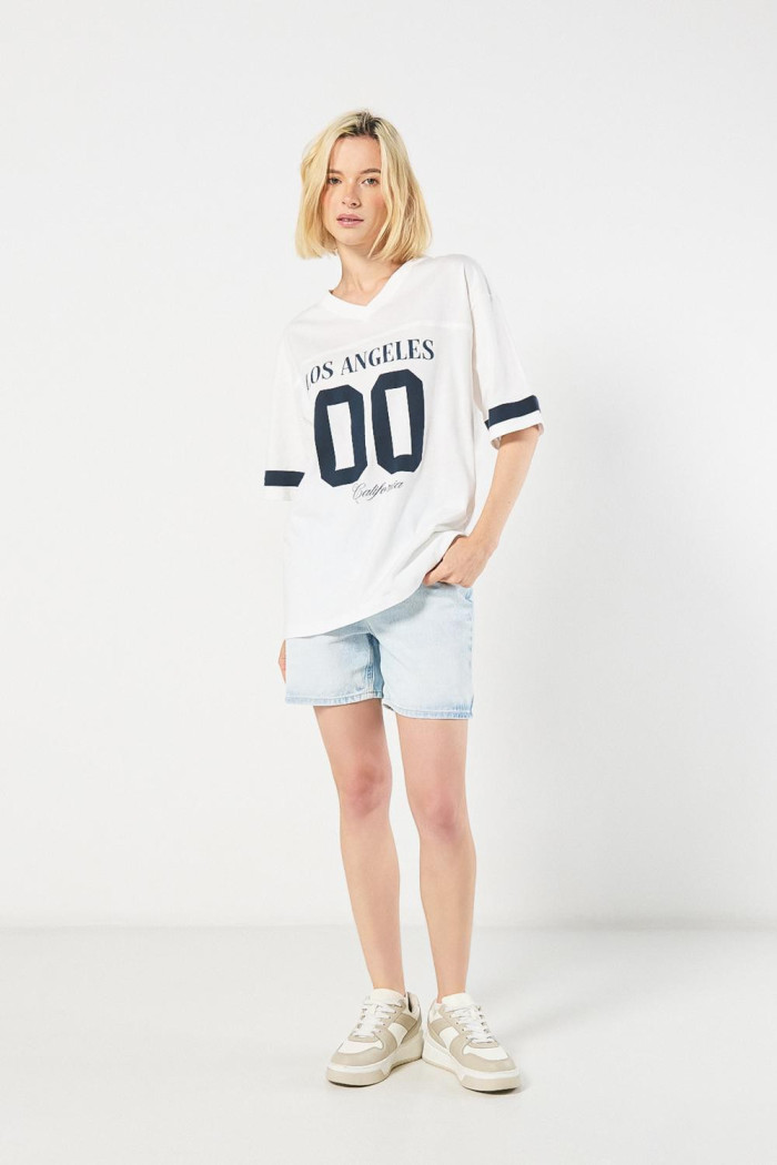 Camiseta oversize cuello V crema con diseño college