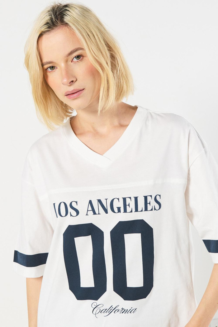 Camiseta oversize cuello V crema con diseño college