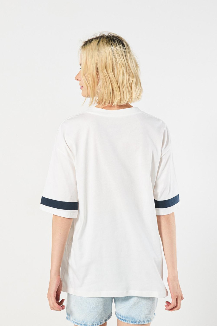 Camiseta oversize cuello V crema con diseño college