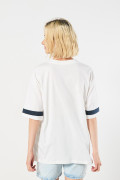 Camiseta oversize cuello V crema con diseño college