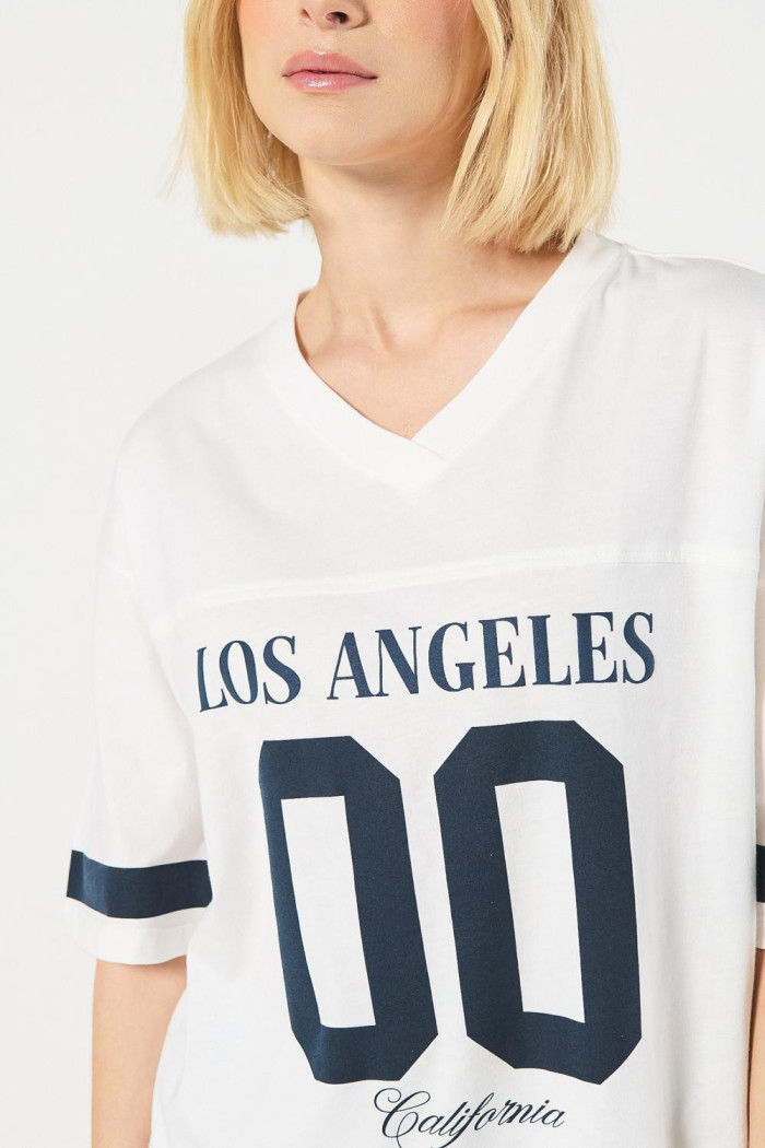 Camiseta oversize cuello V crema con diseño college