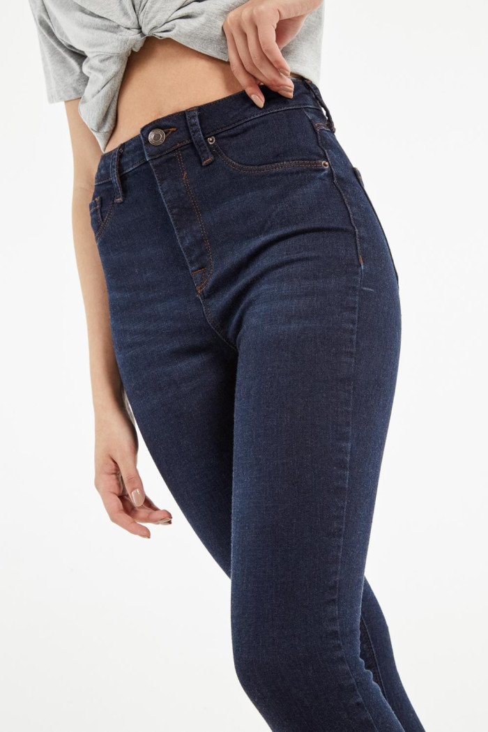 Jean jegging azul intenso tiro súper alto con costuras cafés