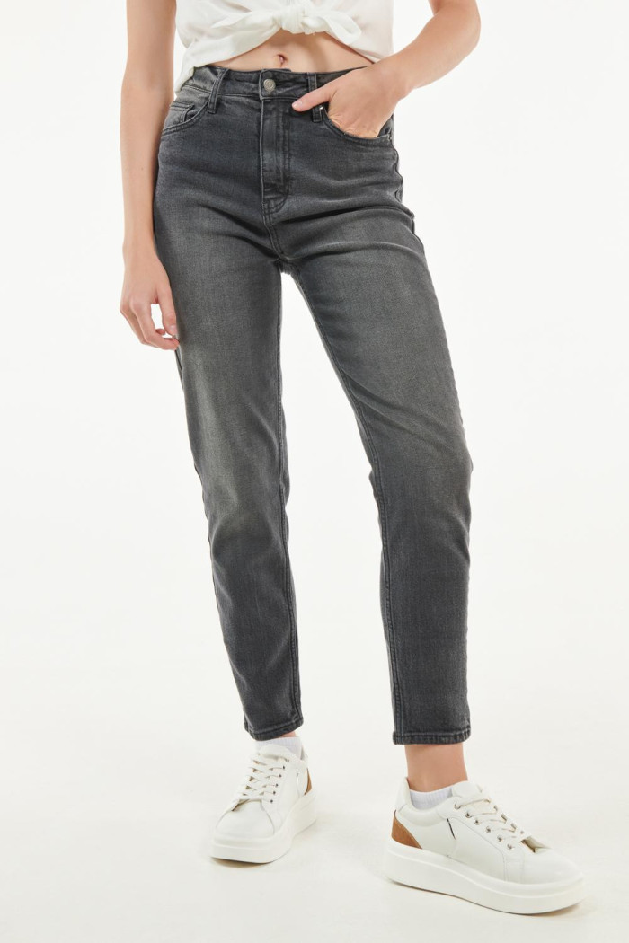 Jean mom gris oscuro con tiro súper alto y bota recta corta