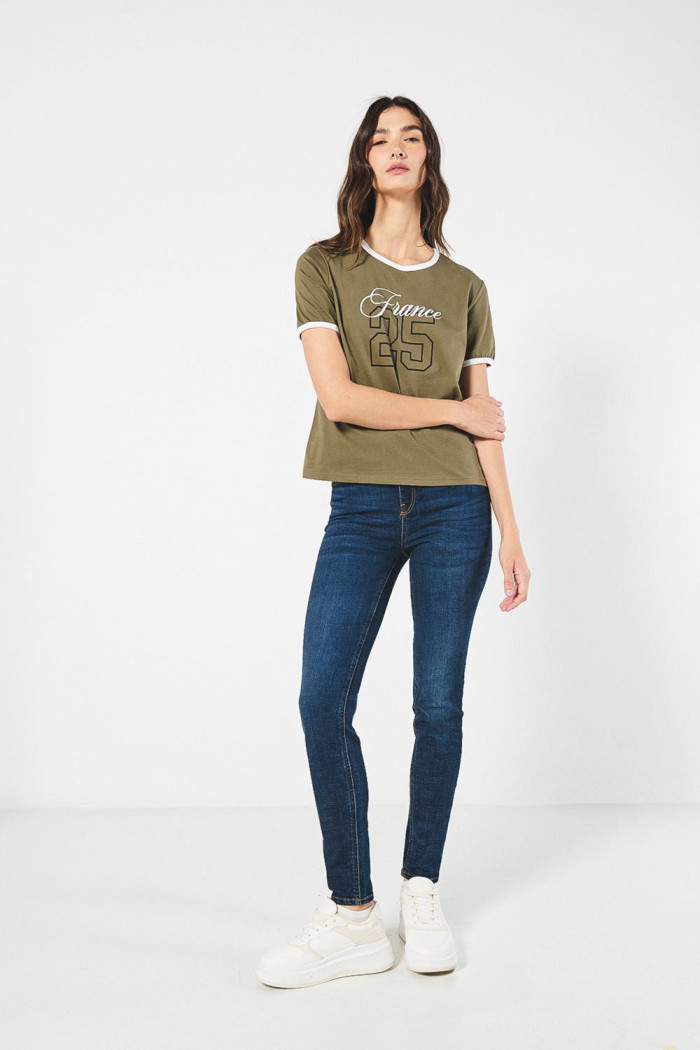 Jean jegging ajustado azul oscuro con bolsillos y tiro alto