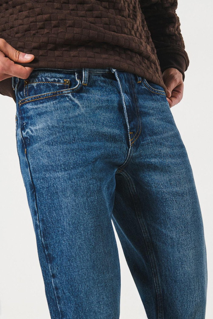 Jean 90´S azul oscuro tiro bajo con bota recta y costuras