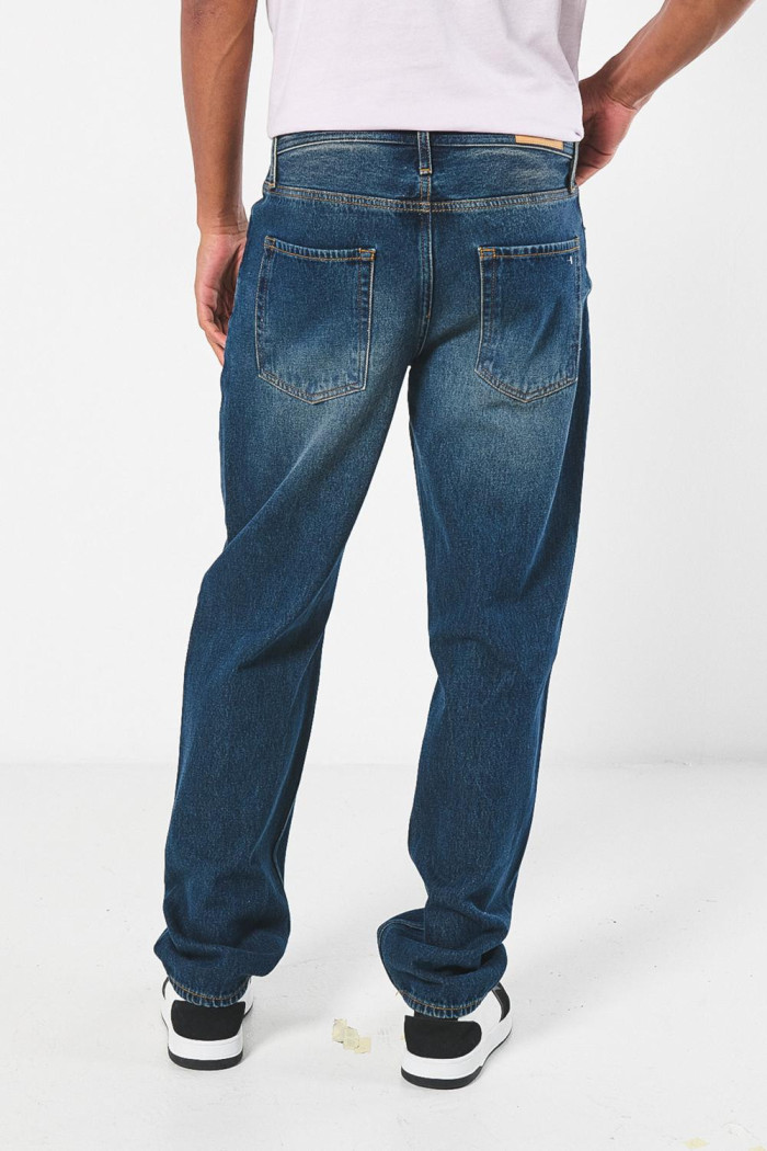 Jean 90´S azul oscuro tiro bajo con bota recta y costuras