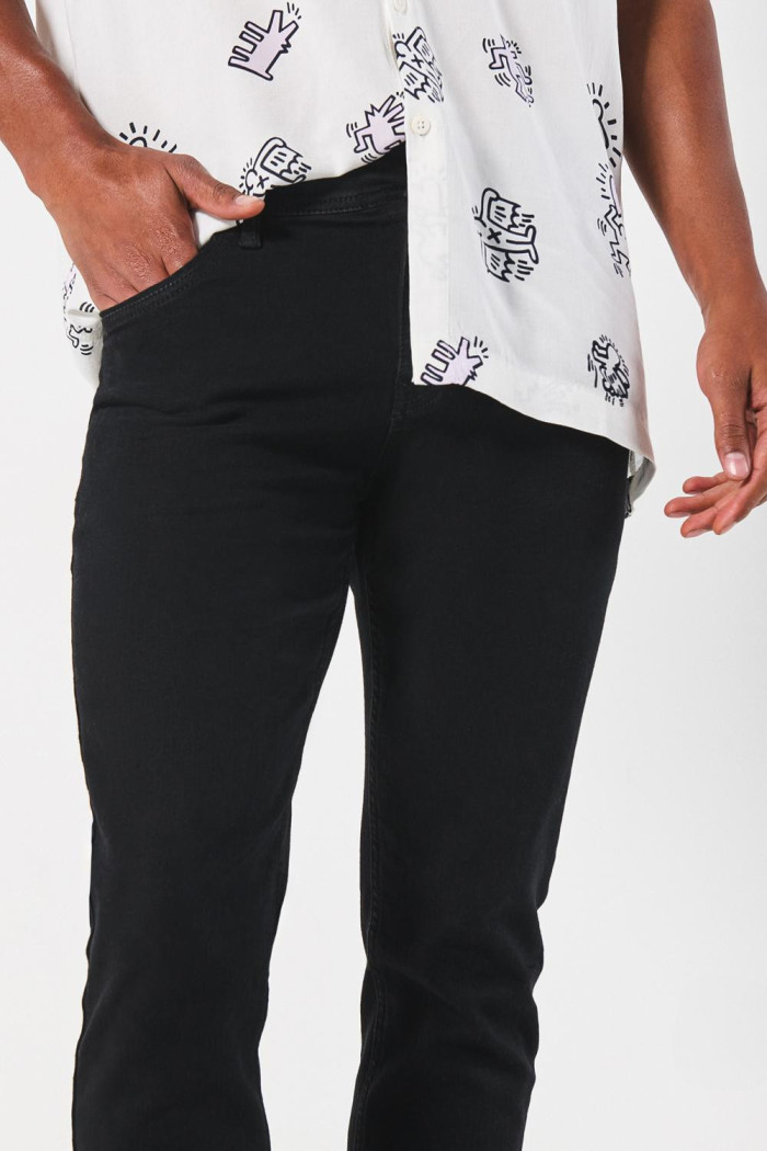 Jean ajustado skinny negro con cremallera y tiro bajo