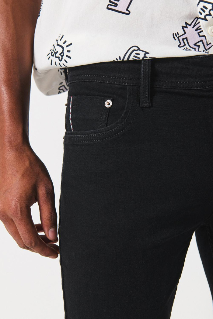 Jean ajustado skinny negro con cremallera y tiro bajo