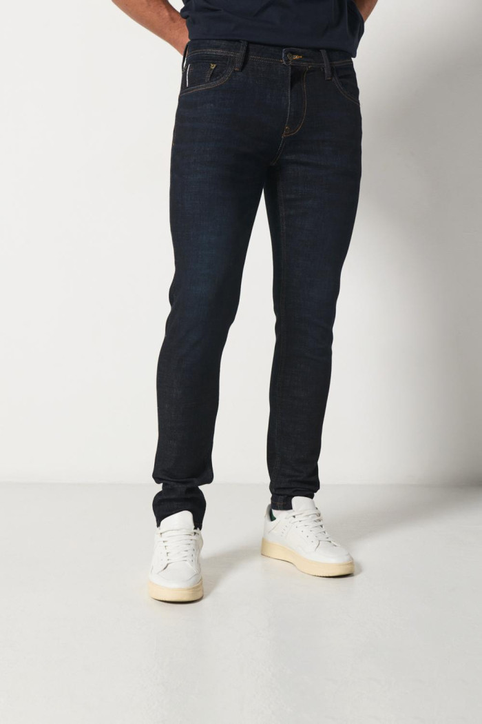 Jean azul skinny con ajuste ceñido, bolsillos y tiro bajo