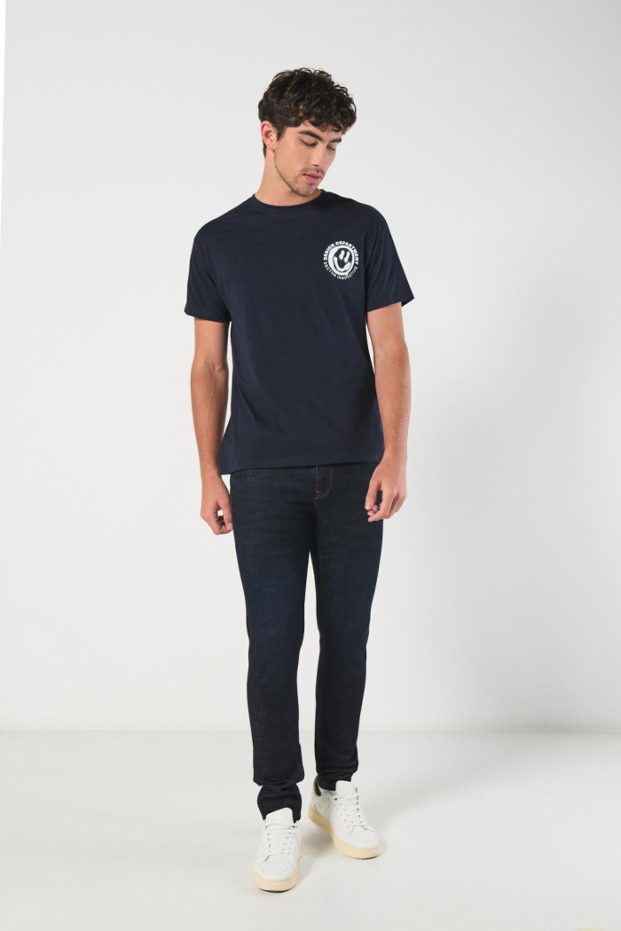 Jean azul skinny con ajuste ceñido, bolsillos y tiro bajo