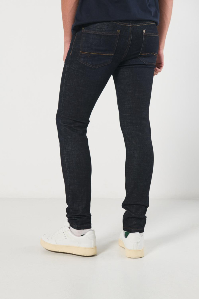 Jean azul skinny con ajuste ceñido, bolsillos y tiro bajo
