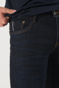 Jean azul skinny con ajuste ceñido, bolsillos y tiro bajo