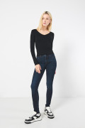 Jean push up azul intenso tiro alto con realce posterior