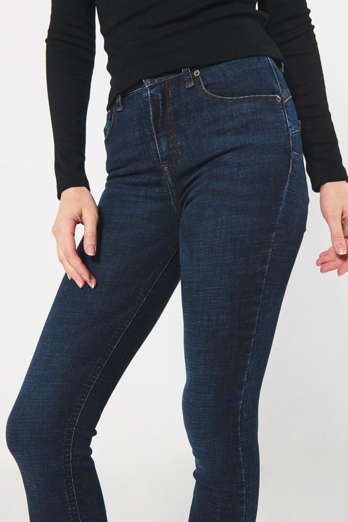 Jean push up azul intenso tiro alto con realce posterior