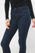 Jean push up azul intenso tiro alto con realce posterior