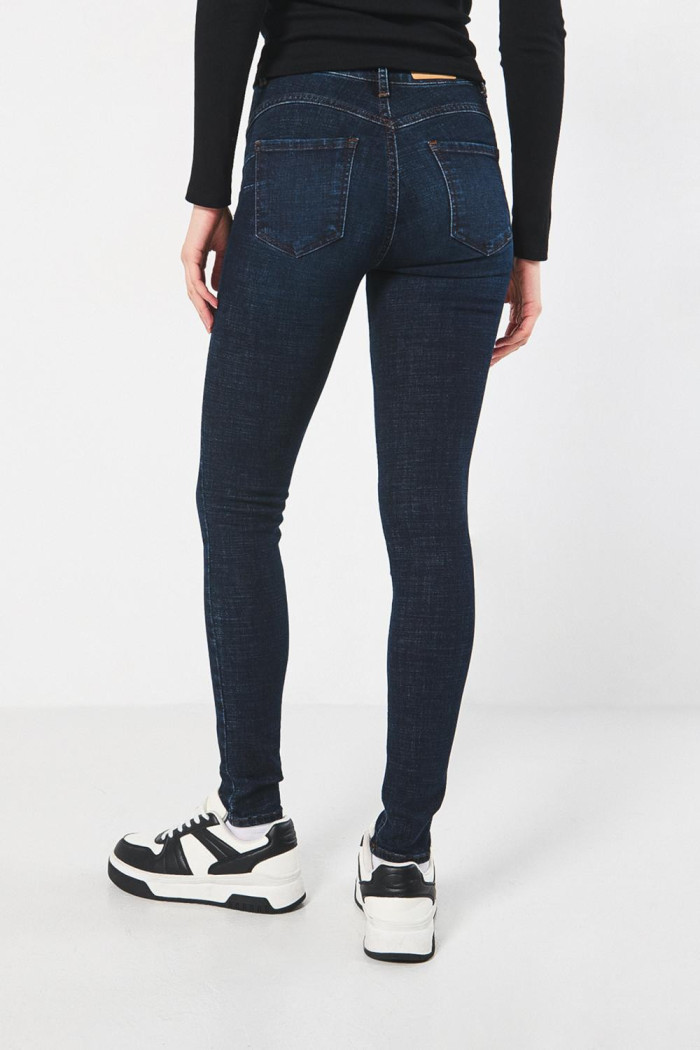 Jean push up azul intenso tiro alto con realce posterior