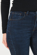 Jean push up azul intenso tiro alto con realce posterior