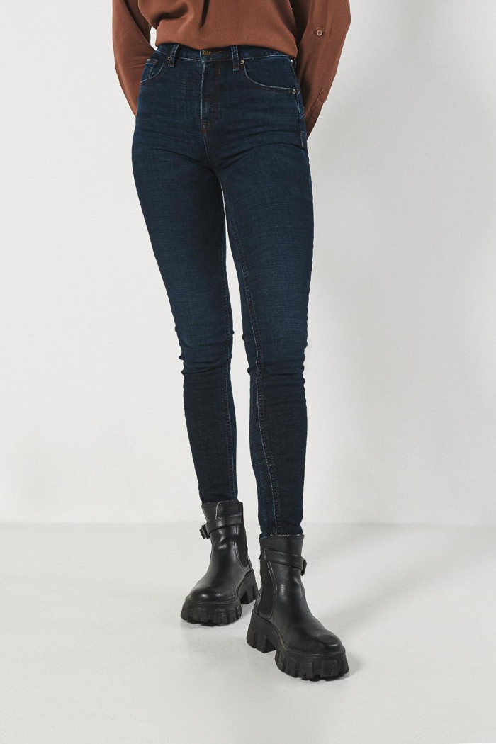 Jean push up azul intenso con realce posterior y tiro alto