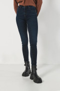 Jean push up azul intenso con realce posterior y tiro alto