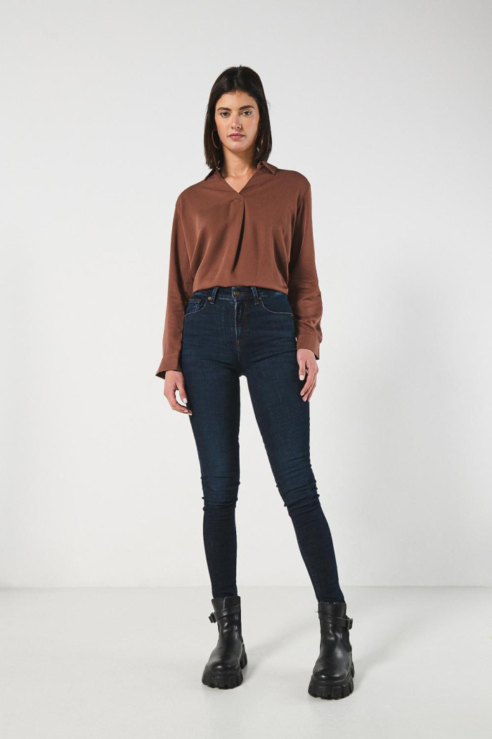 Jean push up azul intenso con realce posterior y tiro alto
