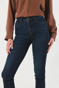 Jean push up azul intenso con realce posterior y tiro alto
