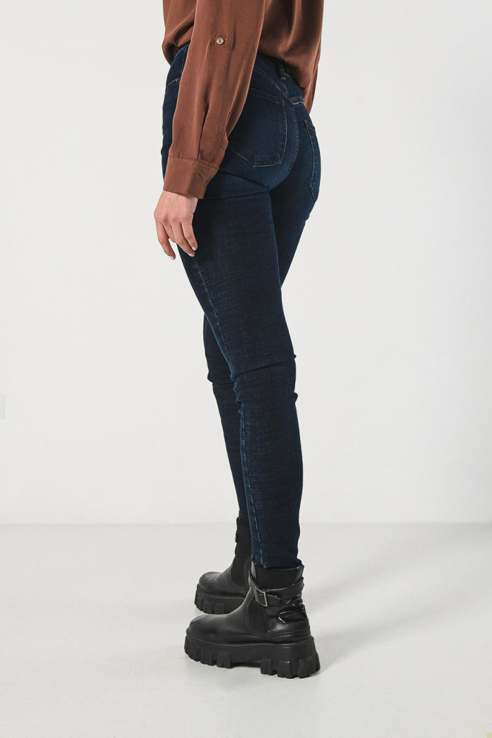 Jean push up azul intenso con realce posterior y tiro alto