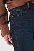 Jean push up azul intenso con realce posterior y tiro alto