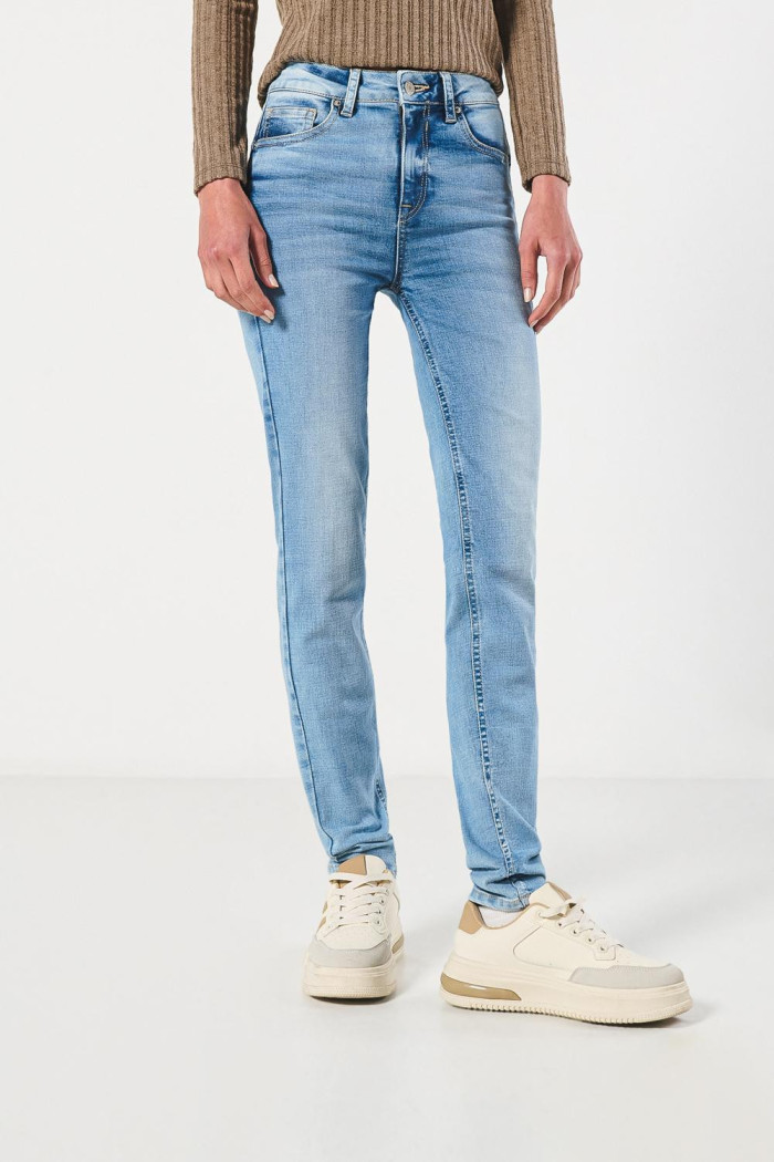 Jean con efecto push up azul claro, desgastes y tiro alto