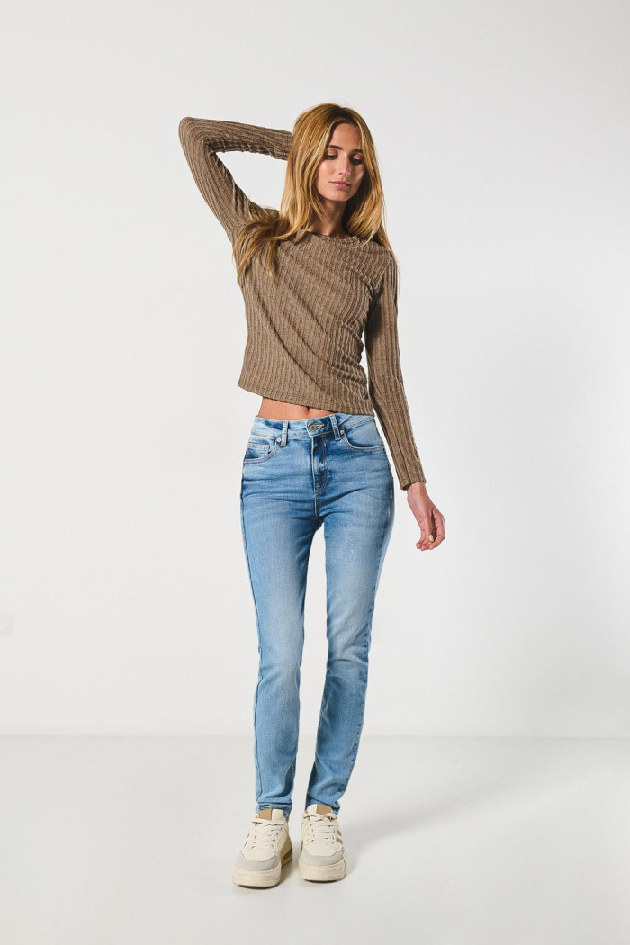 Jean con efecto push up azul claro, desgastes y tiro alto