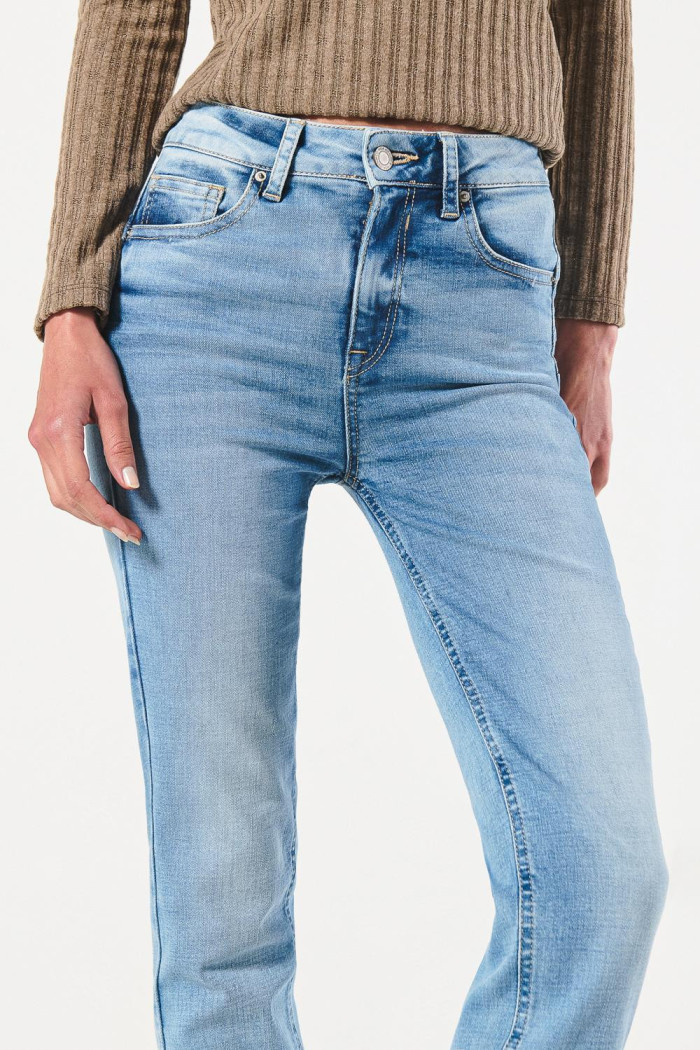 Jean con efecto push up azul claro, desgastes y tiro alto